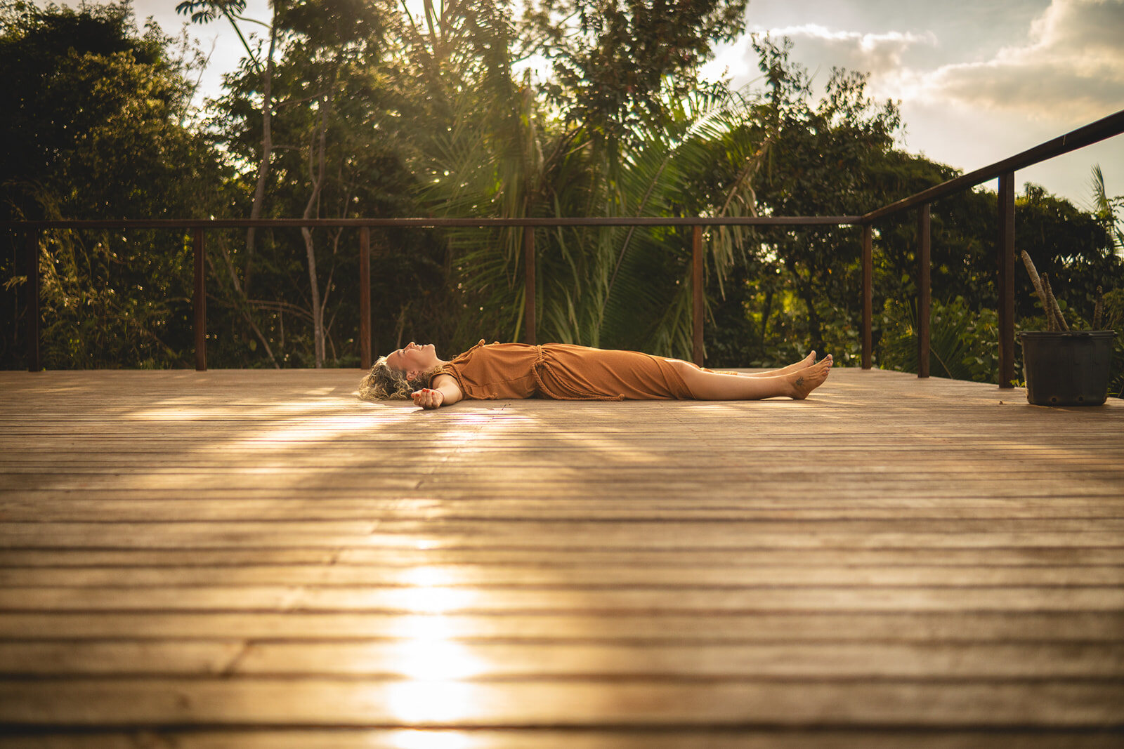 Karí Váss em descanso na luz dourada