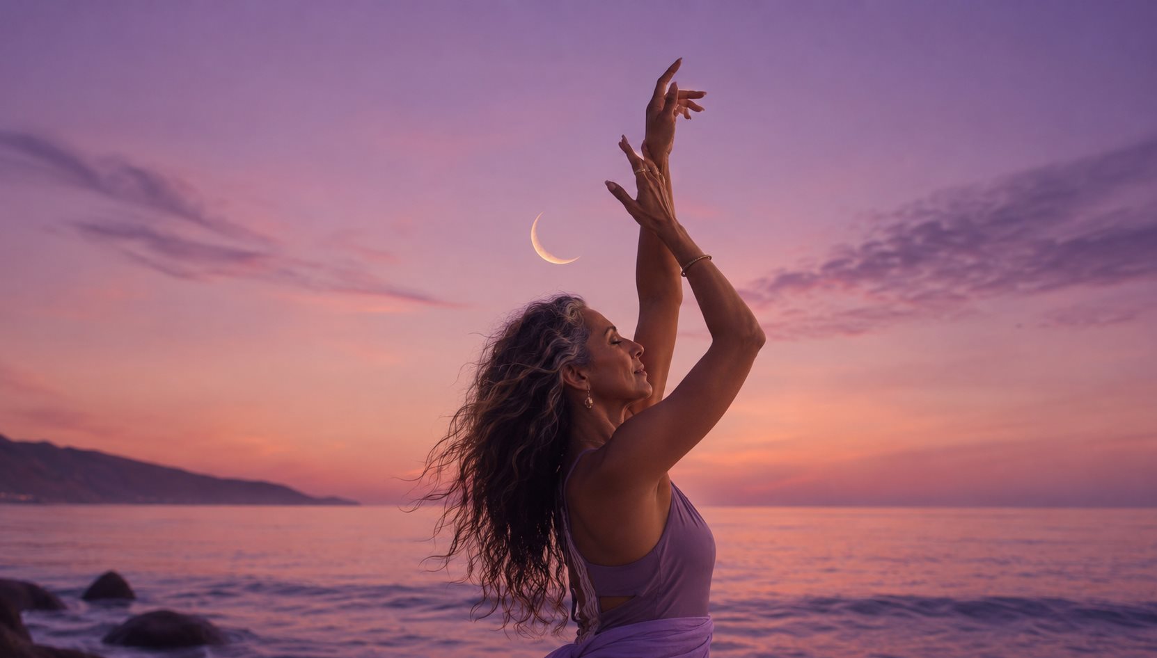 Mulher dançando à beira-mar ao entardecer, com os braços erguidos em direção à lua crescente